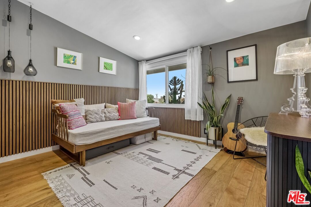 5646 S Sherbourne Dr