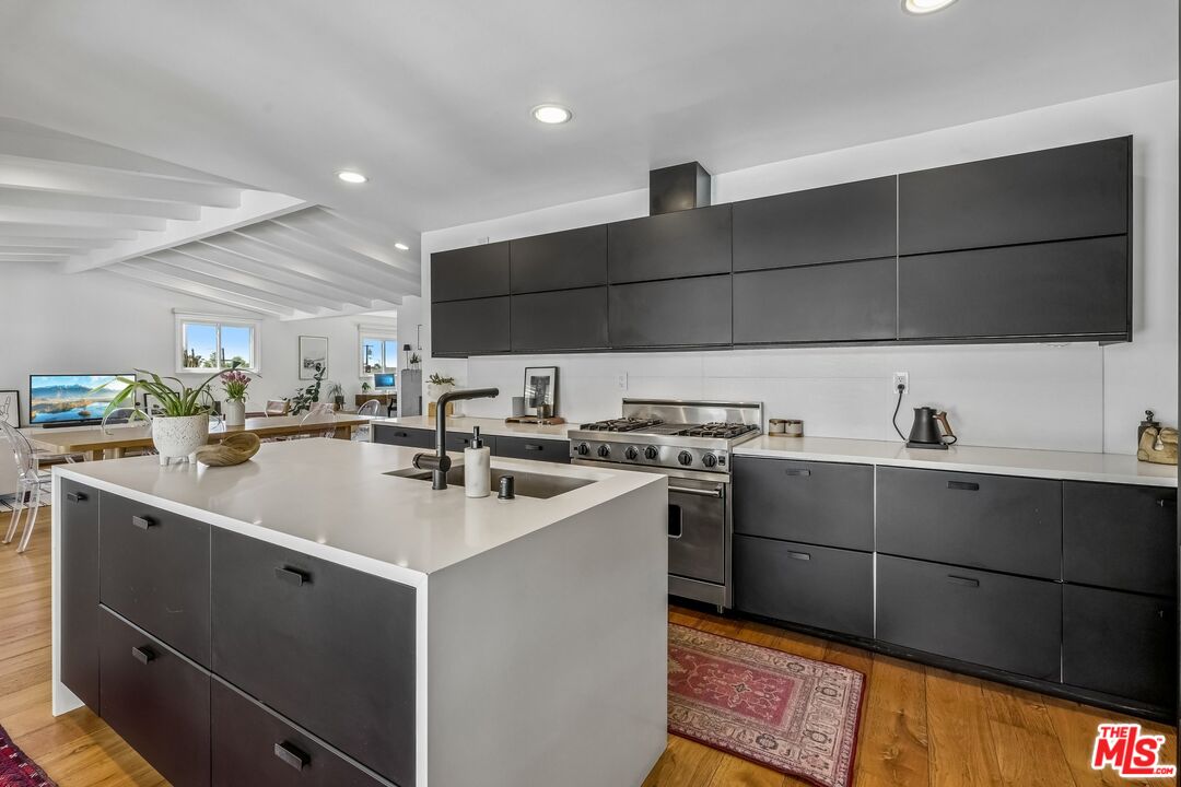 5646 S Sherbourne Dr