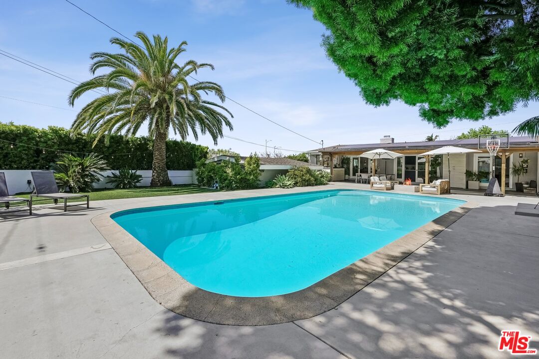 5646 S Sherbourne Dr