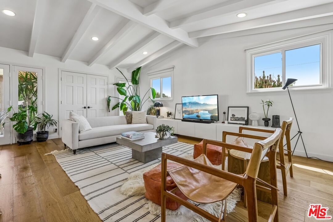 5646 S Sherbourne Dr