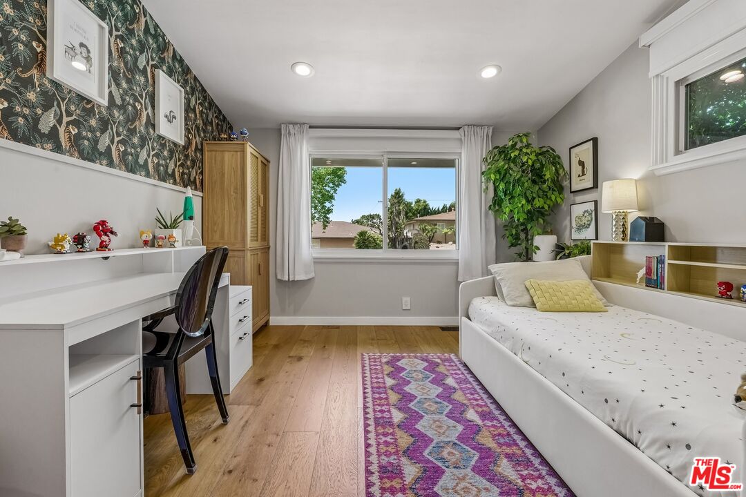 5646 S Sherbourne Dr