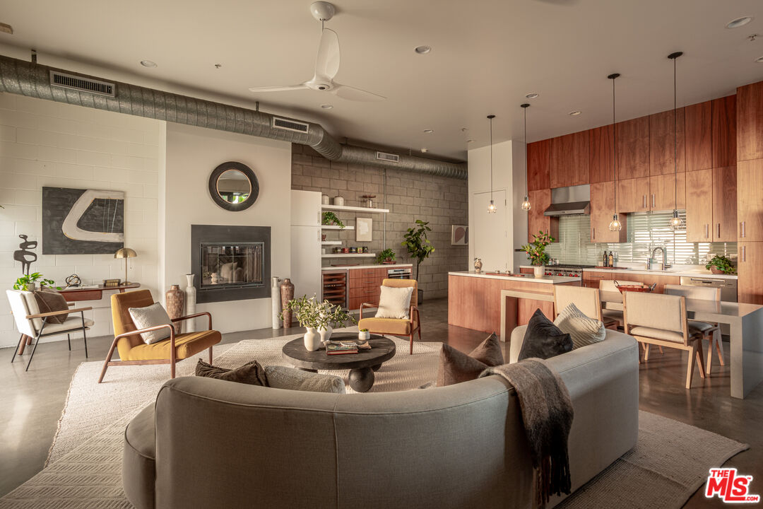 1534 17th St Unit: 105, Santa Monica 