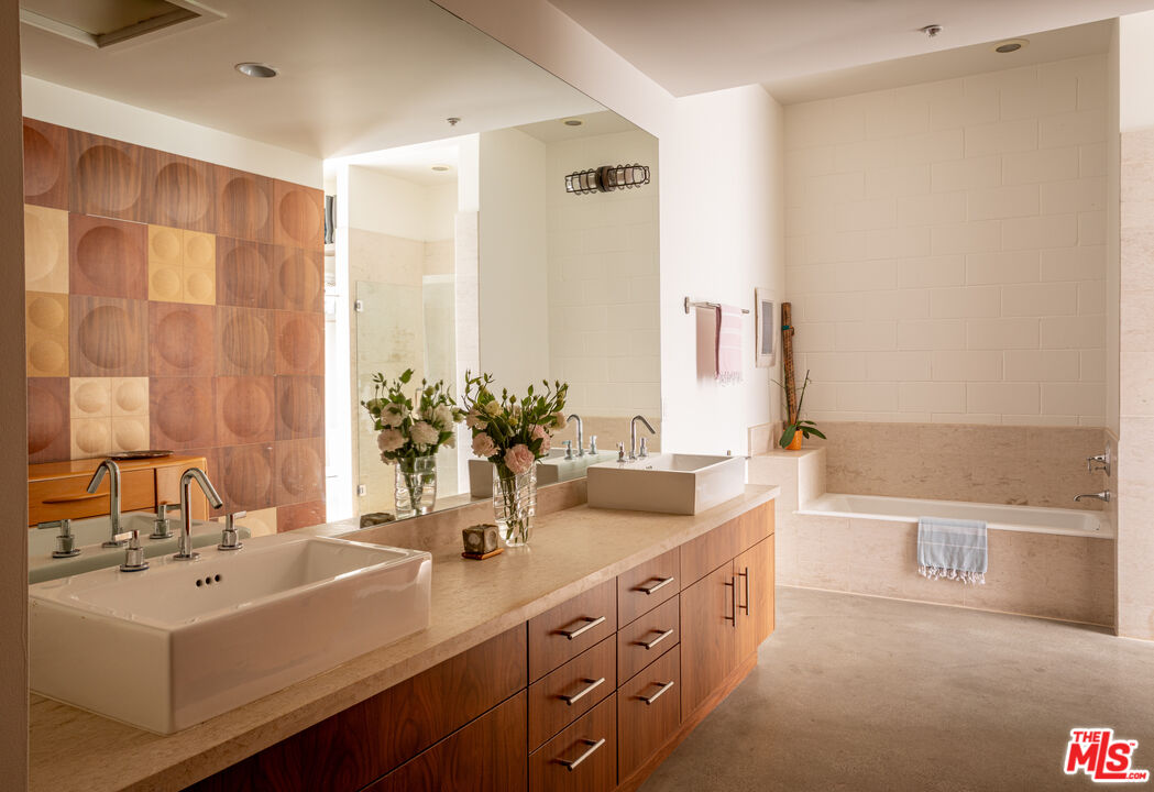 1534 17th St Unit: 105, Santa Monica 