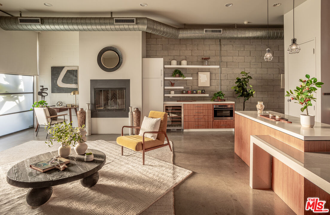 1534 17th St Unit: 105, Santa Monica 