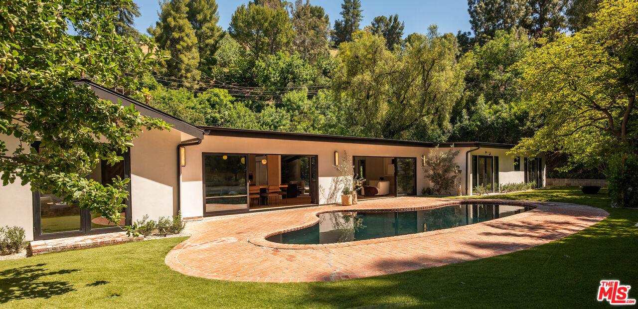 18001 Boris Dr, Encino