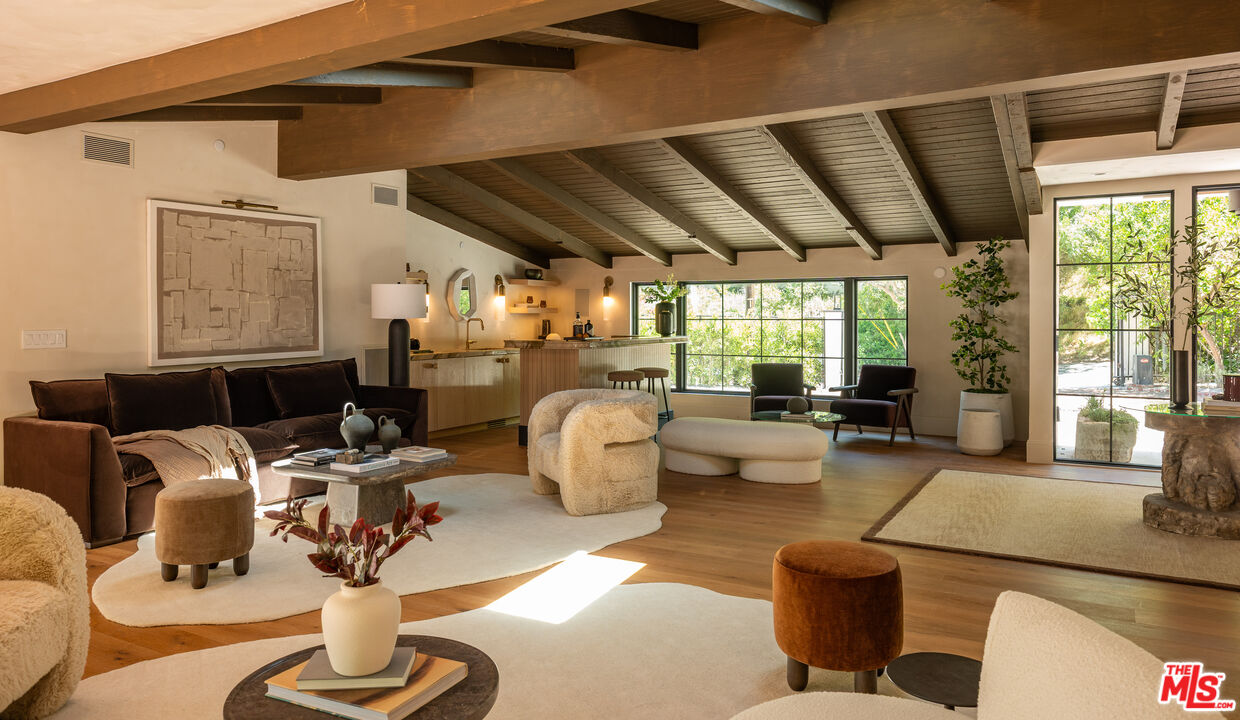 18001 Boris Dr, Encino