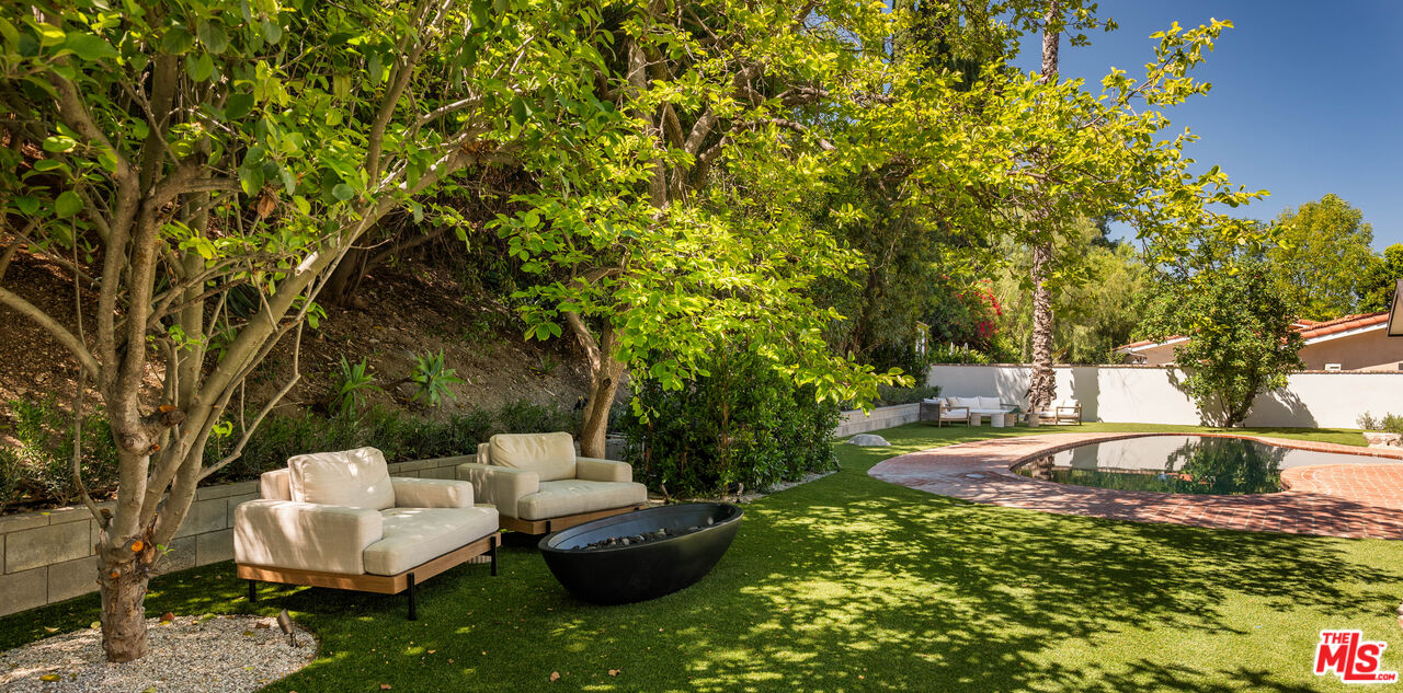 18001 Boris Dr, Encino