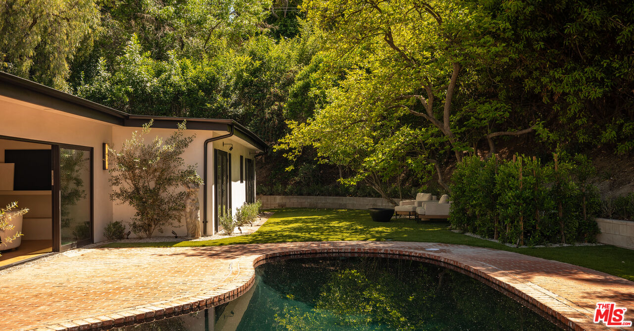 18001 Boris Dr, Encino