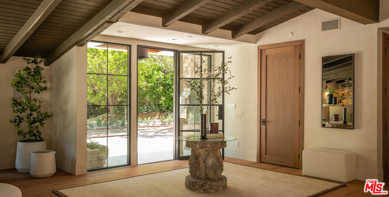 18001 Boris Dr, Encino