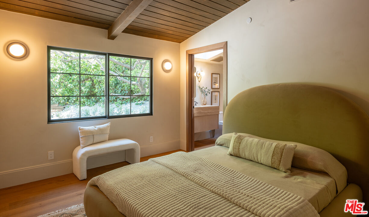 18001 Boris Dr, Encino