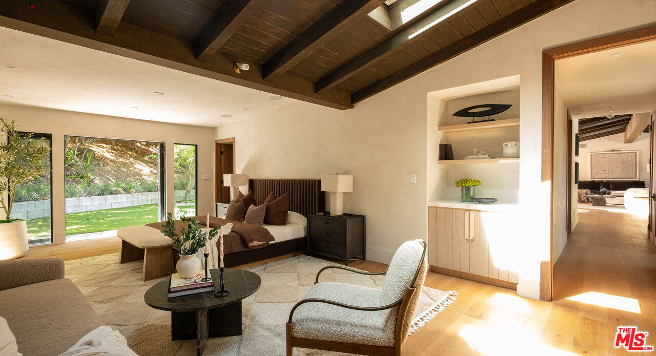 18001 Boris Dr, Encino