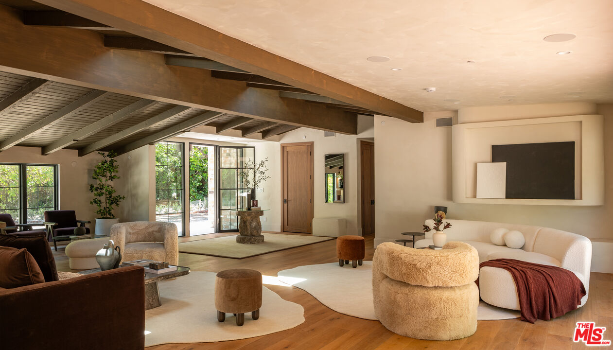 18001 Boris Dr, Encino