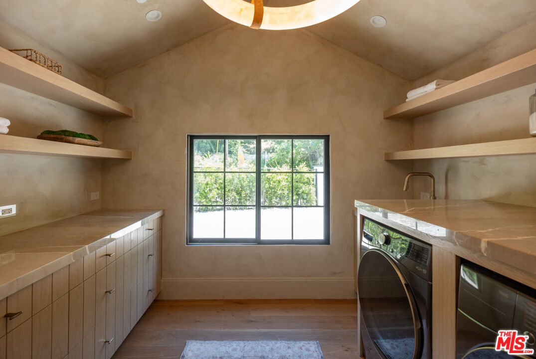 18001 Boris Dr, Encino