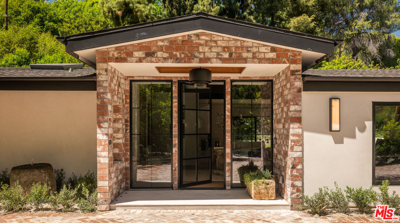 18001 Boris Dr, Encino