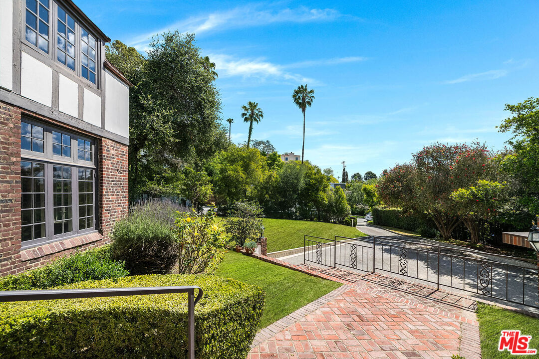 2441 Glendower Ave, Los Feliz