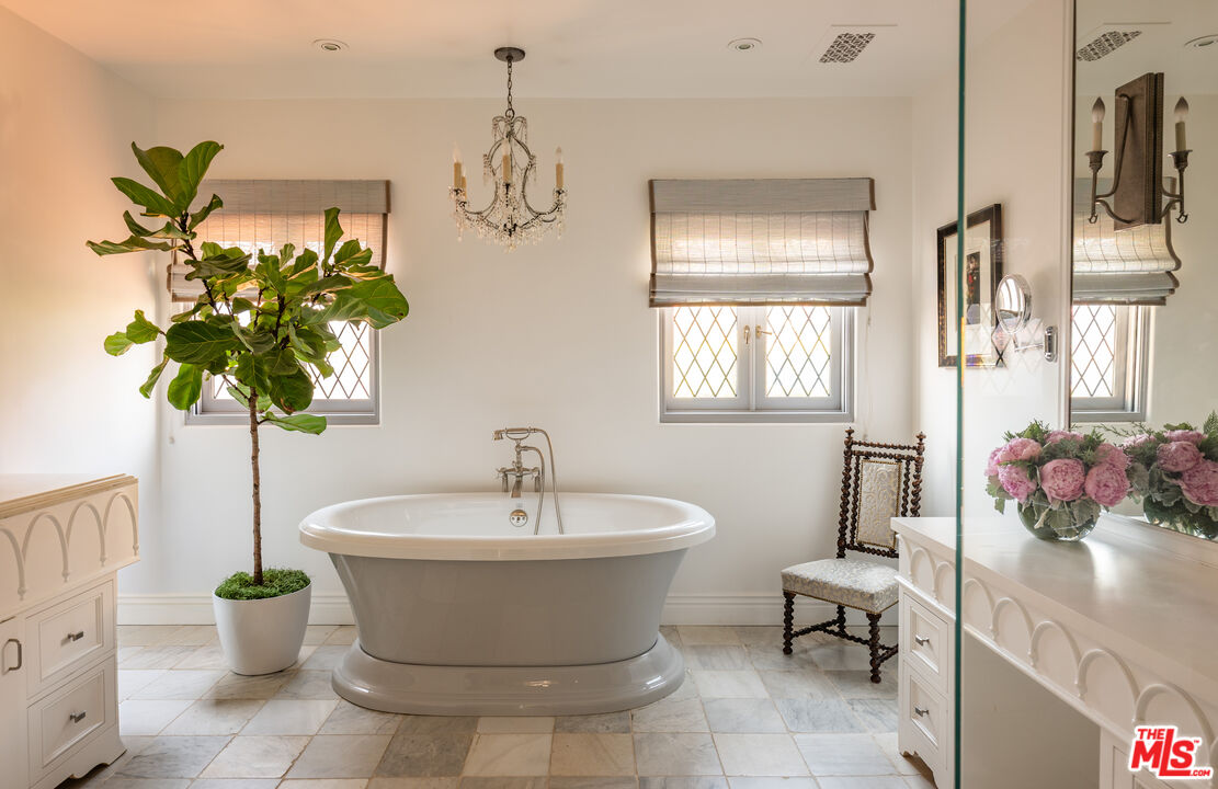 523 N Beverly Dr, Beverly Hills