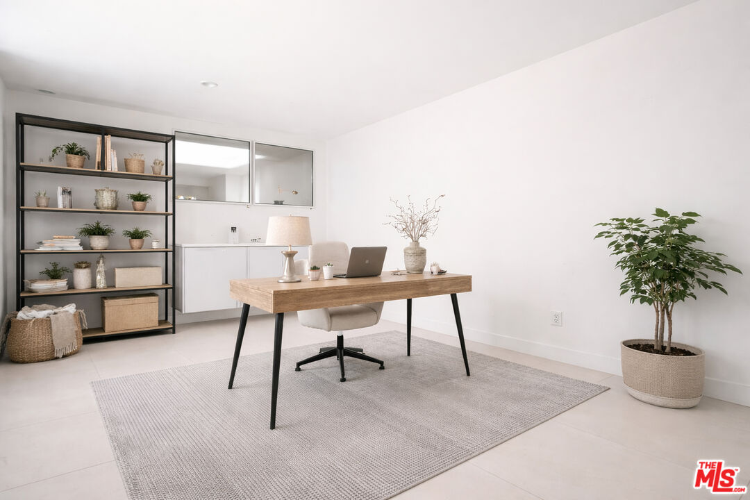 621 N Kings Rd Unit: 1