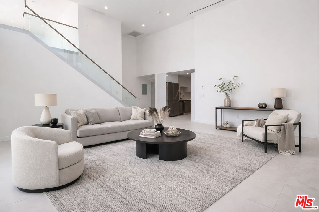 621 N Kings Rd Unit: 1