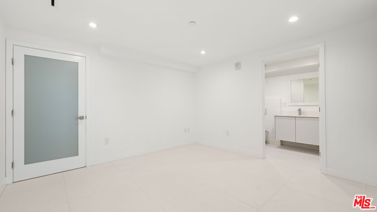 621 N Kings Rd Unit: 1