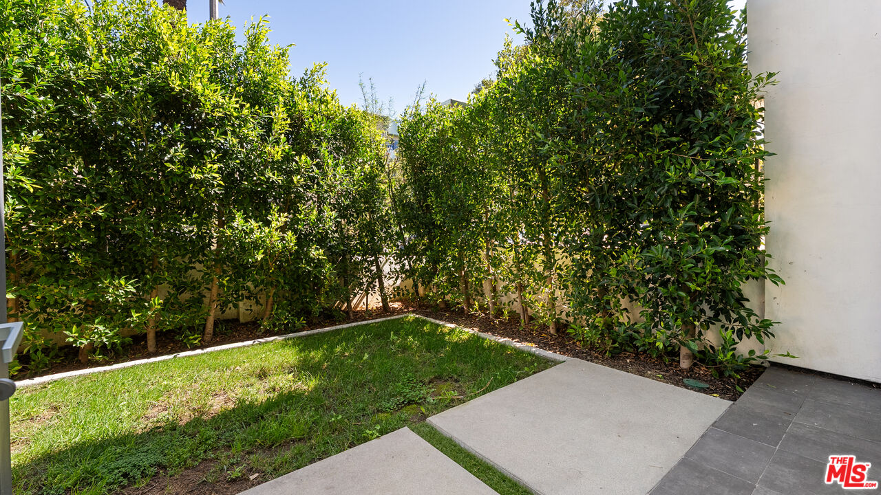 621 N Kings Rd Unit: 1