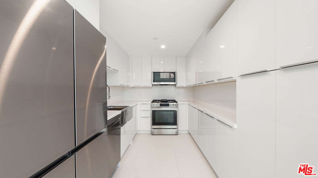 621 N Kings Rd Unit: 1