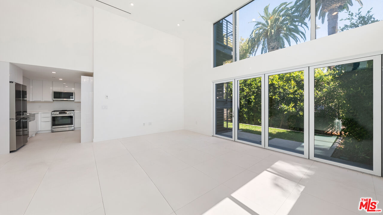 621 N Kings Rd Unit: 1