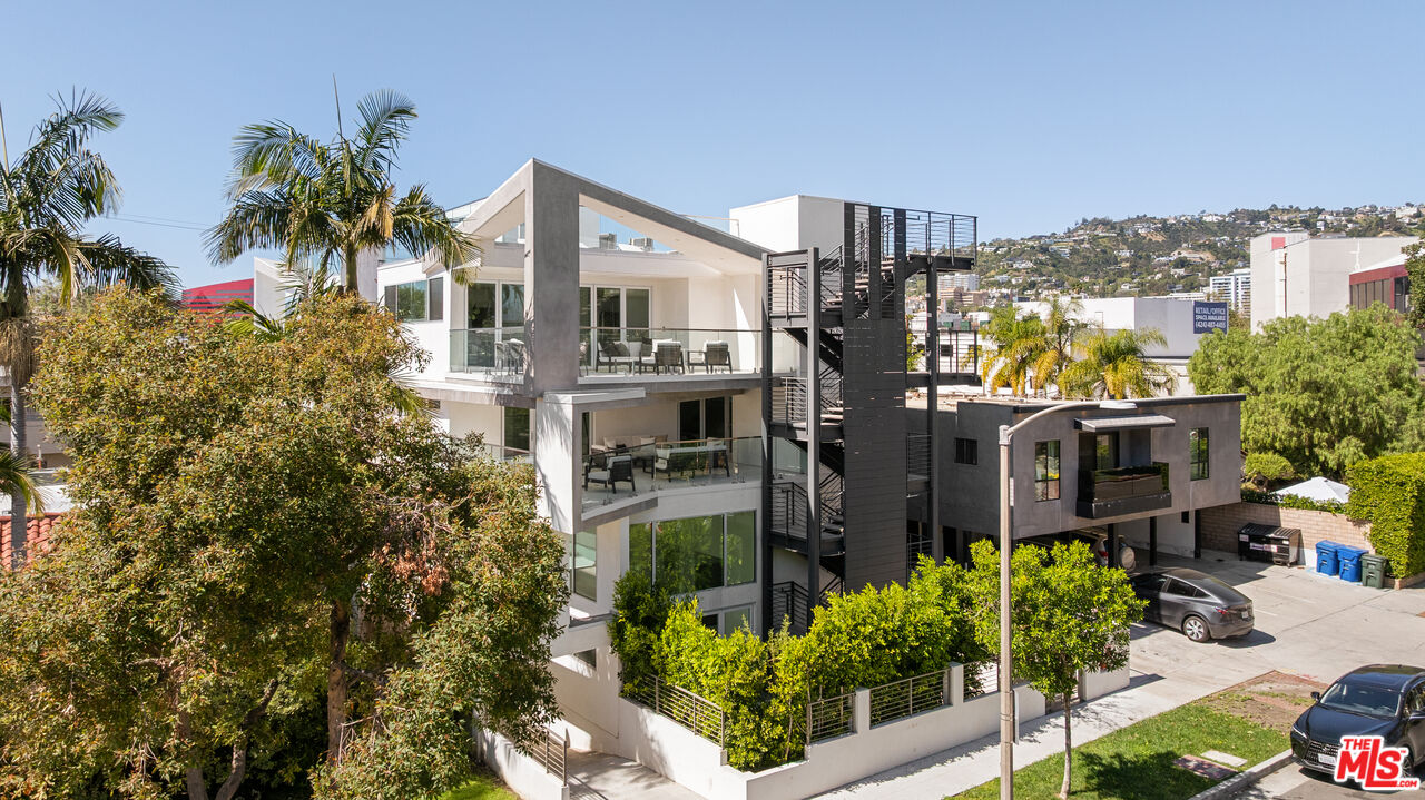 621 N Kings Rd Unit: 1