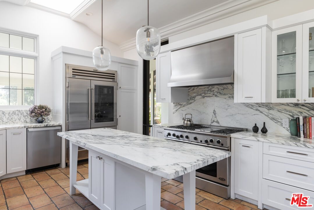 6964 Los Tilos Rd, Hollywood Hills