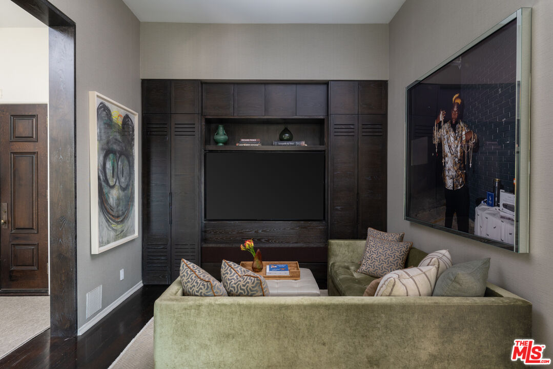 6964 Los Tilos Rd, Hollywood Hills