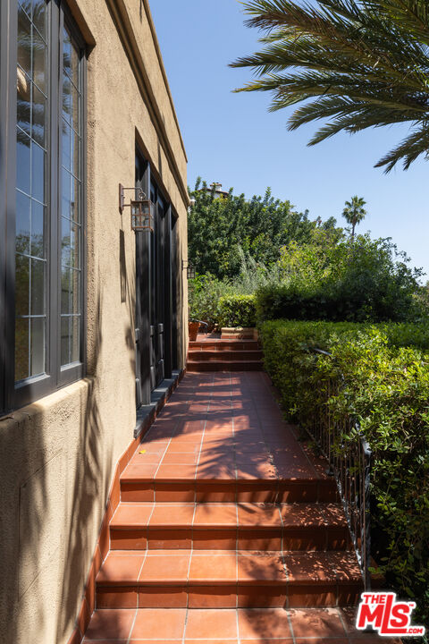 6964 Los Tilos Rd, Hollywood Hills