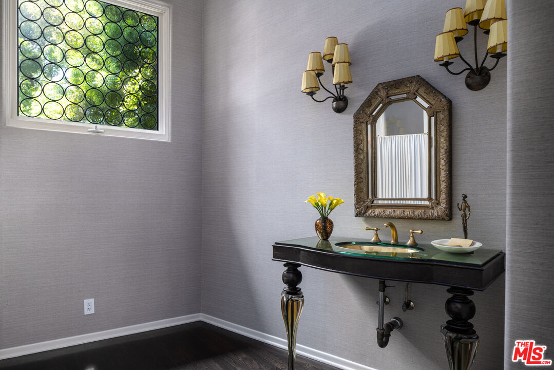 6964 Los Tilos Rd, Hollywood Hills