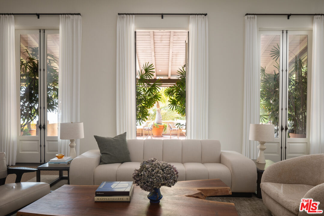 6964 Los Tilos Rd, Hollywood Hills