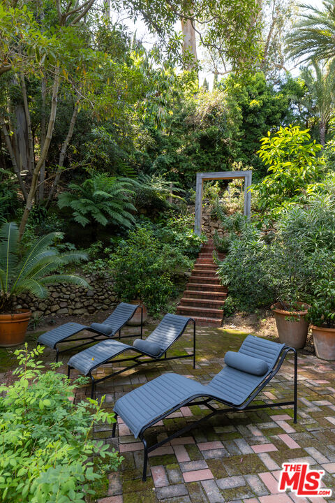 6964 Los Tilos Rd, Hollywood Hills