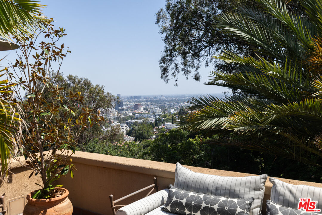 6964 Los Tilos Rd, Hollywood Hills