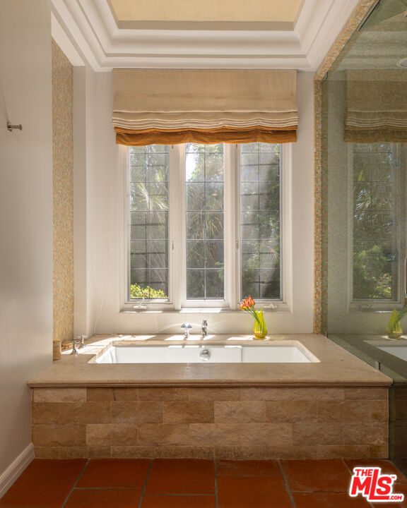 6964 Los Tilos Rd, Hollywood Hills