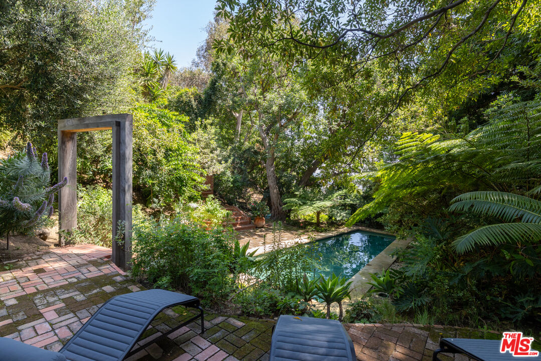 6964 Los Tilos Rd, Hollywood Hills