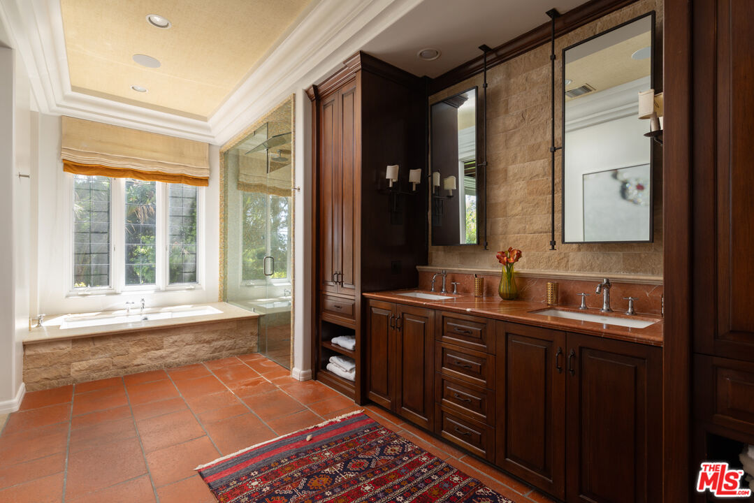 6964 Los Tilos Rd, Hollywood Hills