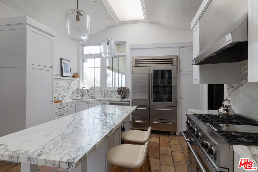 6964 Los Tilos Rd, Hollywood Hills