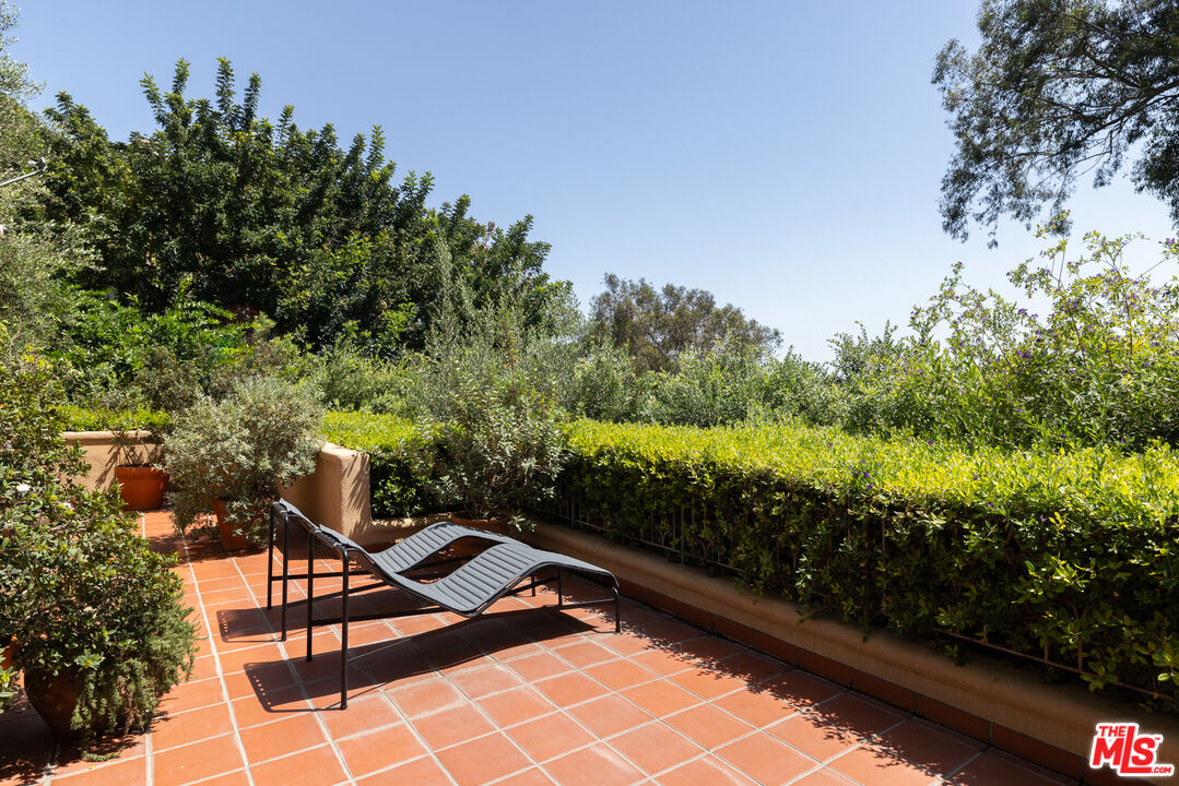 6964 Los Tilos Rd, Hollywood Hills