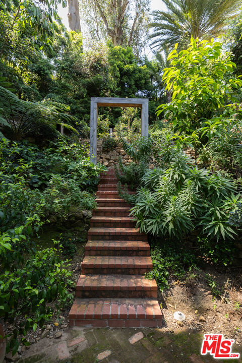 6964 Los Tilos Rd, Hollywood Hills