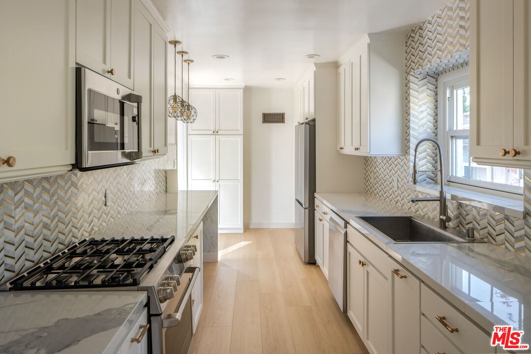 4051 Beverly Glen Blvd, Sherman Oaks 