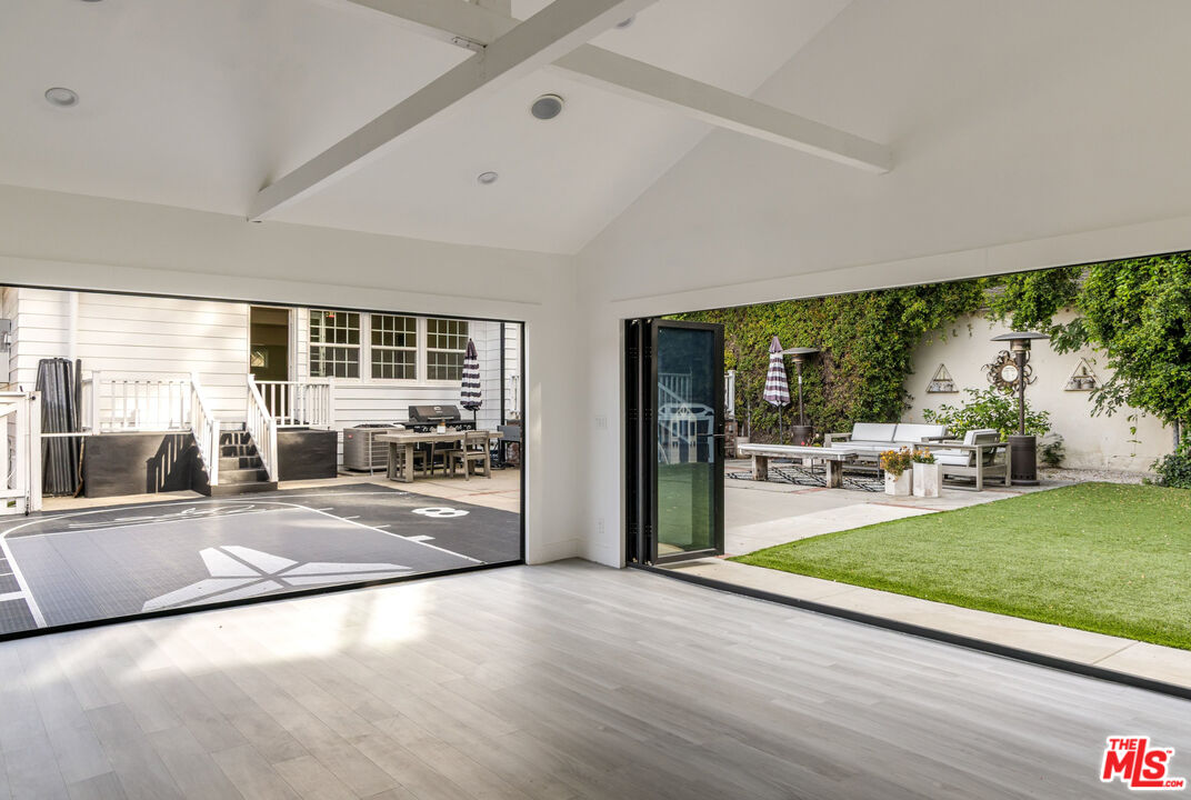 4051 Beverly Glen Blvd, Sherman Oaks 