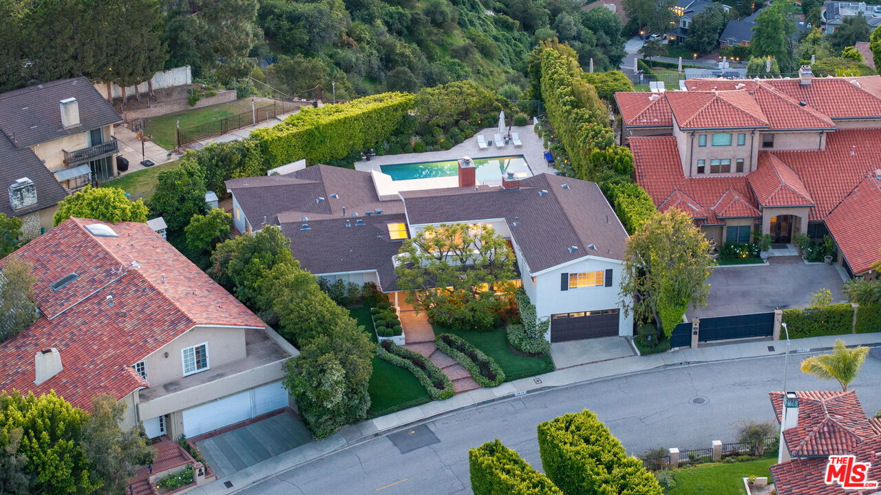 1615 Stradella Rd