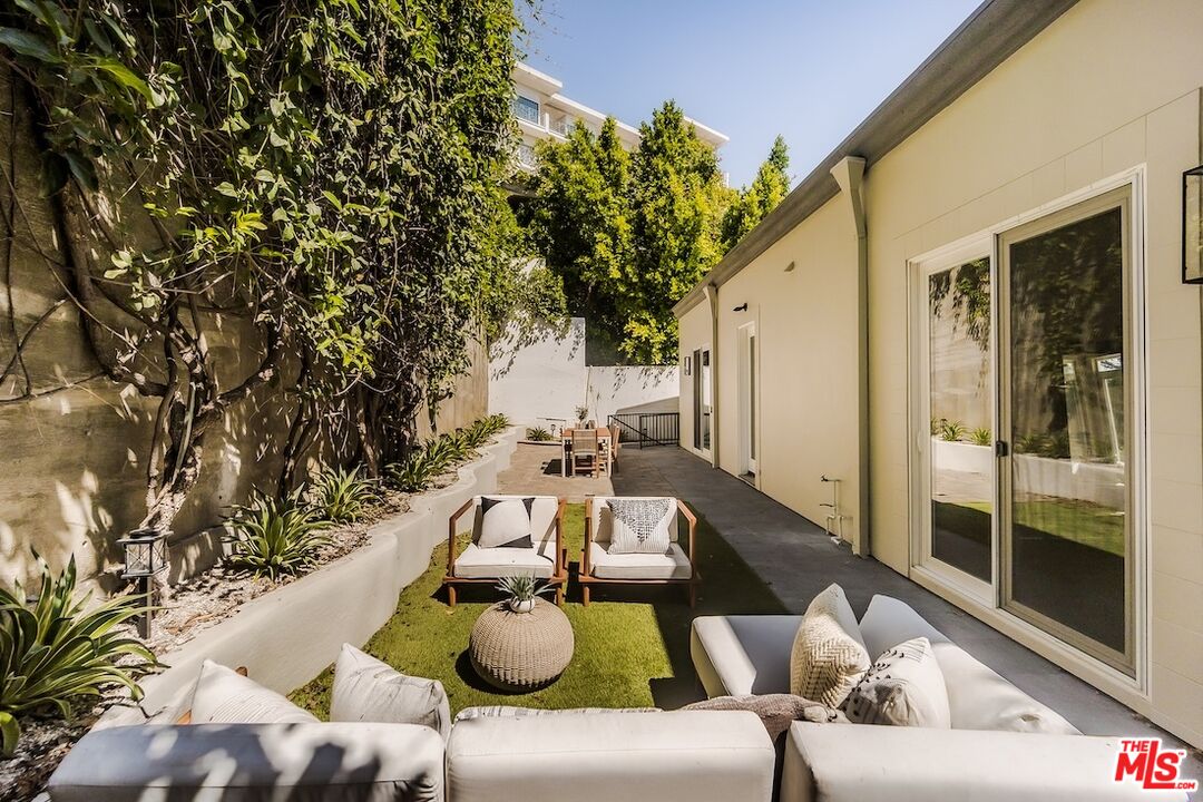 1969 Curson Pl