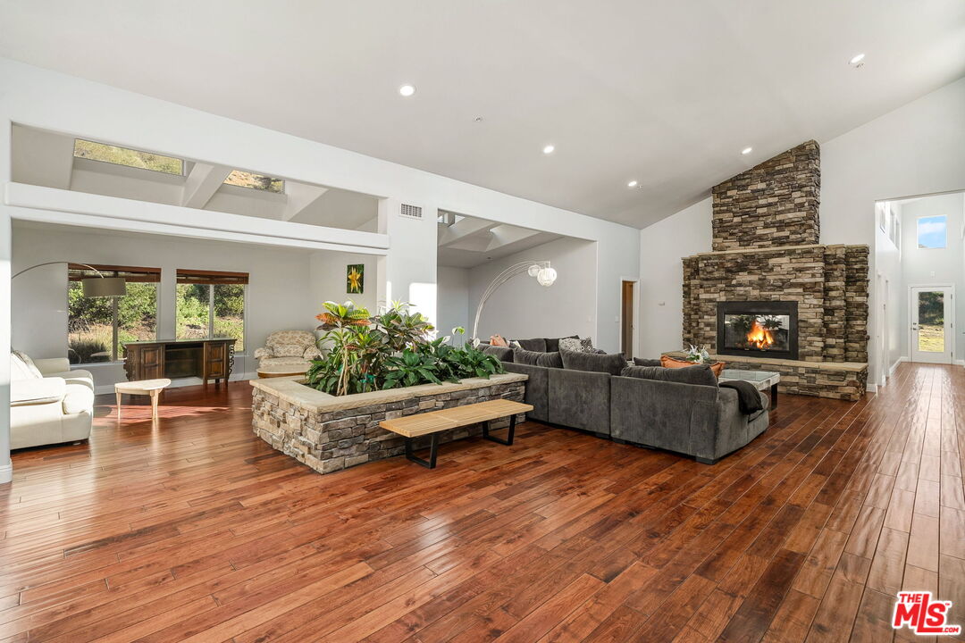 3701 Kanan Rd