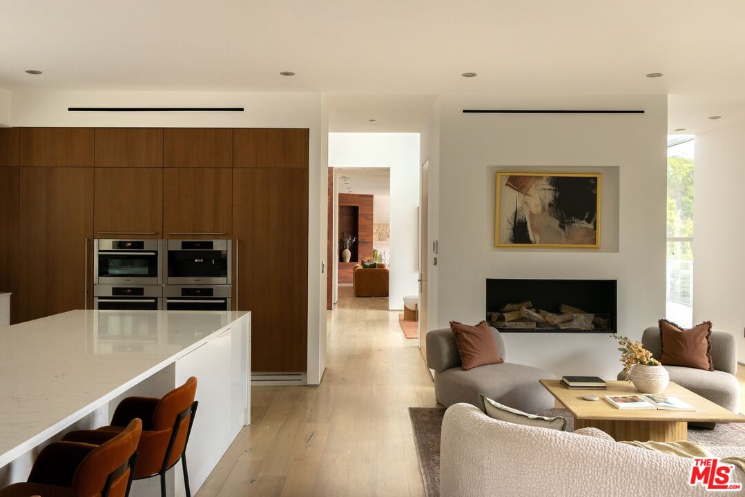 1700 Queens Ct, Hollywood Hills
