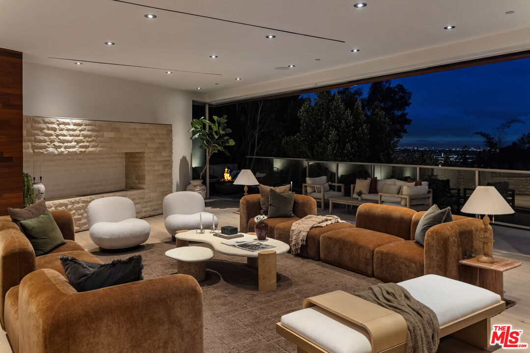 1700 Queens Ct, Hollywood Hills