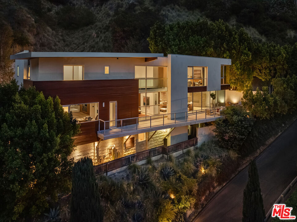 1700 Queens Ct, Hollywood Hills