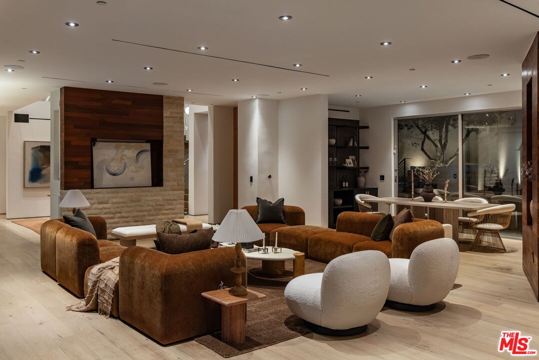 1700 Queens Ct, Hollywood Hills
