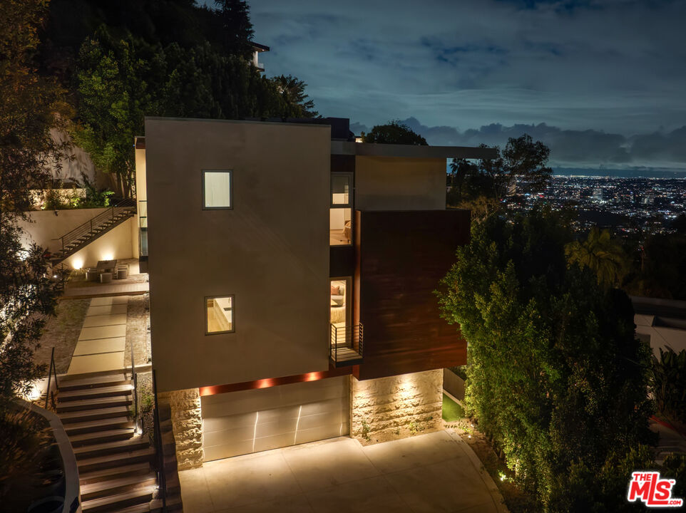 1700 Queens Ct, Hollywood Hills